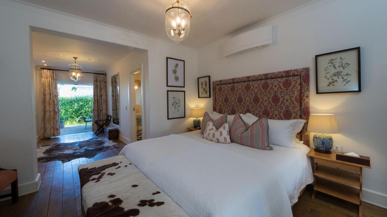 โรงแรมดรอสท์ดี กราฟฟ์-เรเน็ต ภายนอก รูปภาพ A bedroom at the Cape Heritage
