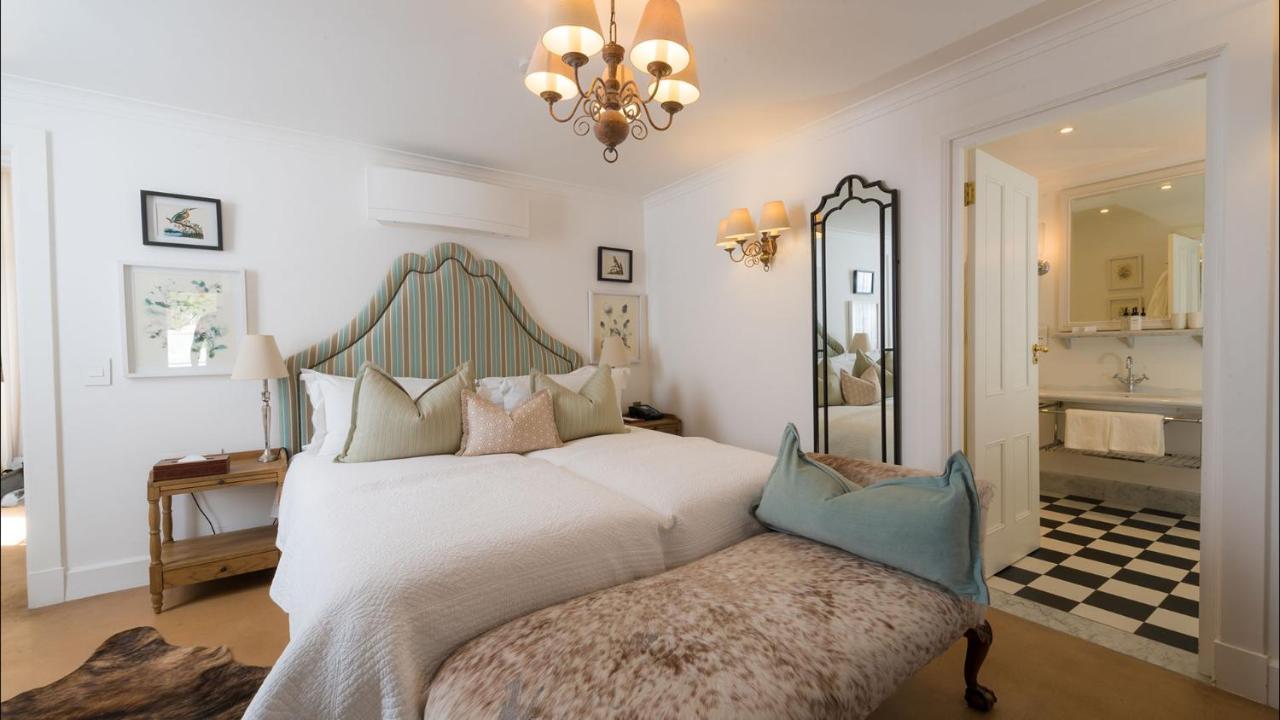 โรงแรมดรอสท์ดี กราฟฟ์-เรเน็ต ภายนอก รูปภาพ A bedroom at the hotel
