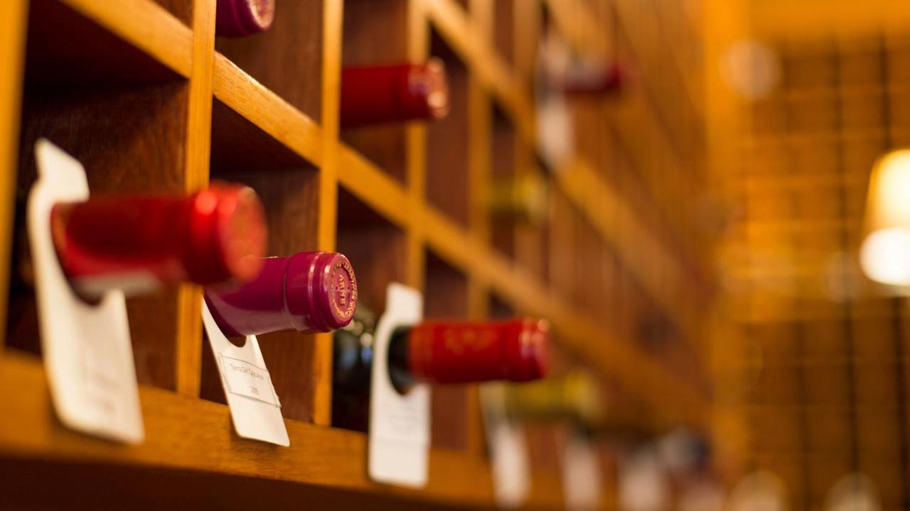 โรงแรมดรอสท์ดี กราฟฟ์-เรเน็ต ภายนอก รูปภาพ Wine bottles in a wine rack