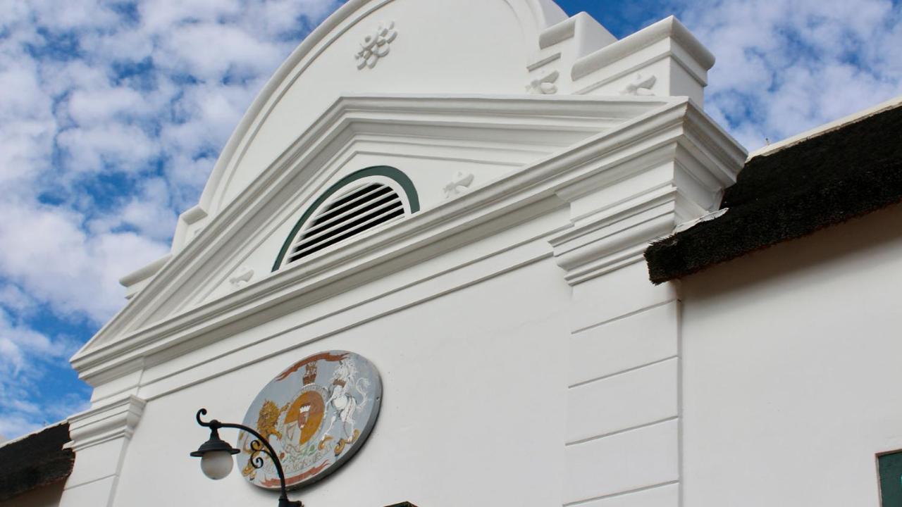 โรงแรมดรอสท์ดี กราฟฟ์-เรเน็ต ภายนอก รูปภาพ The facade of the church