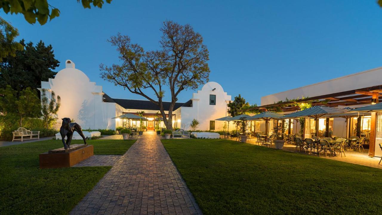 โรงแรมดรอสท์ดี กราฟฟ์-เรเน็ต ภายนอก รูปภาพ The restaurant at the Stellenbosch University campus