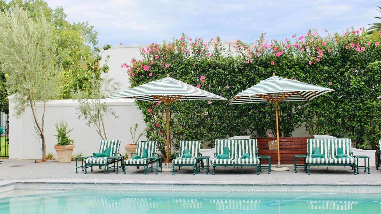 โรงแรมดรอสท์ดี กราฟฟ์-เรเน็ต ภายนอก รูปภาพ The pool at the Hotel Bel-Air