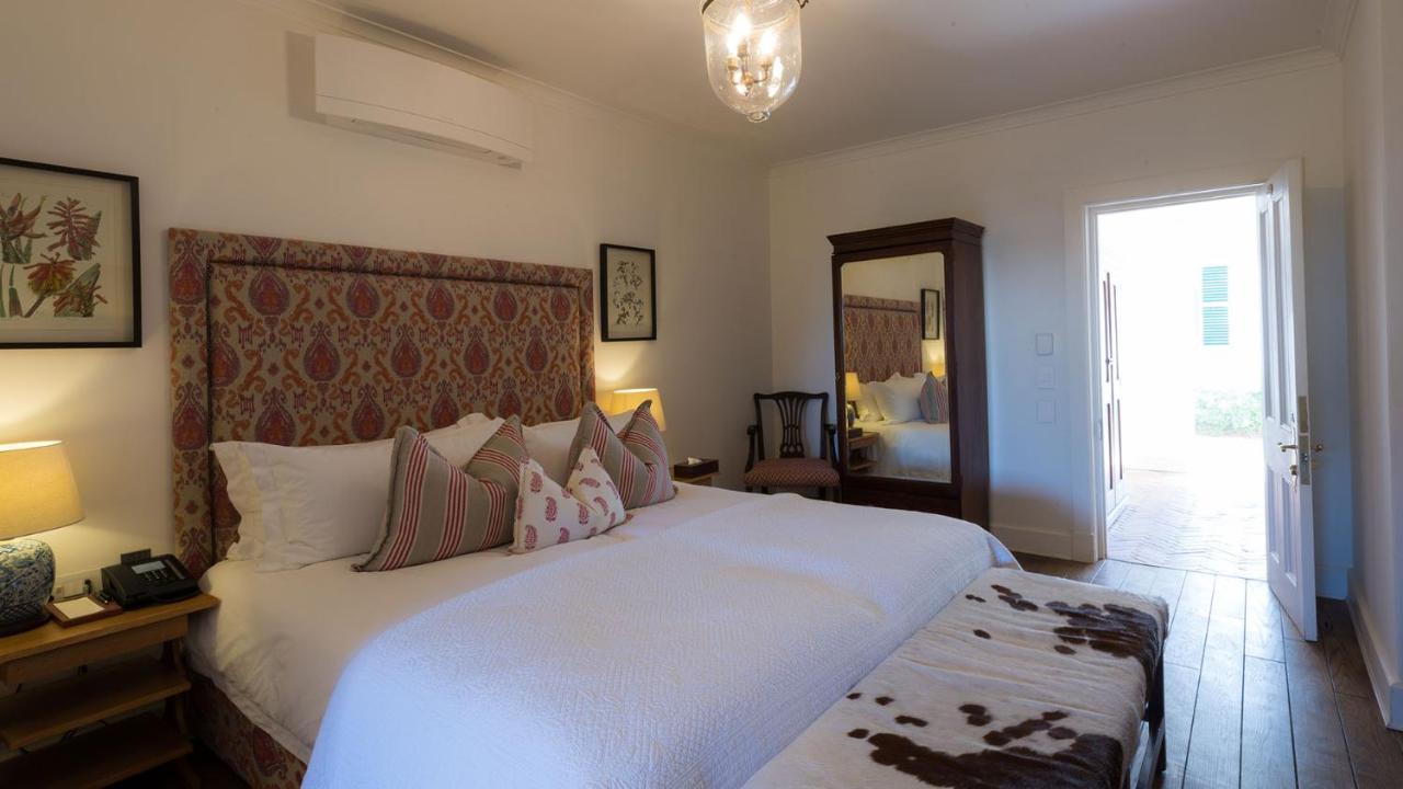 โรงแรมดรอสท์ดี กราฟฟ์-เรเน็ต ภายนอก รูปภาพ A bedroom at the hotel