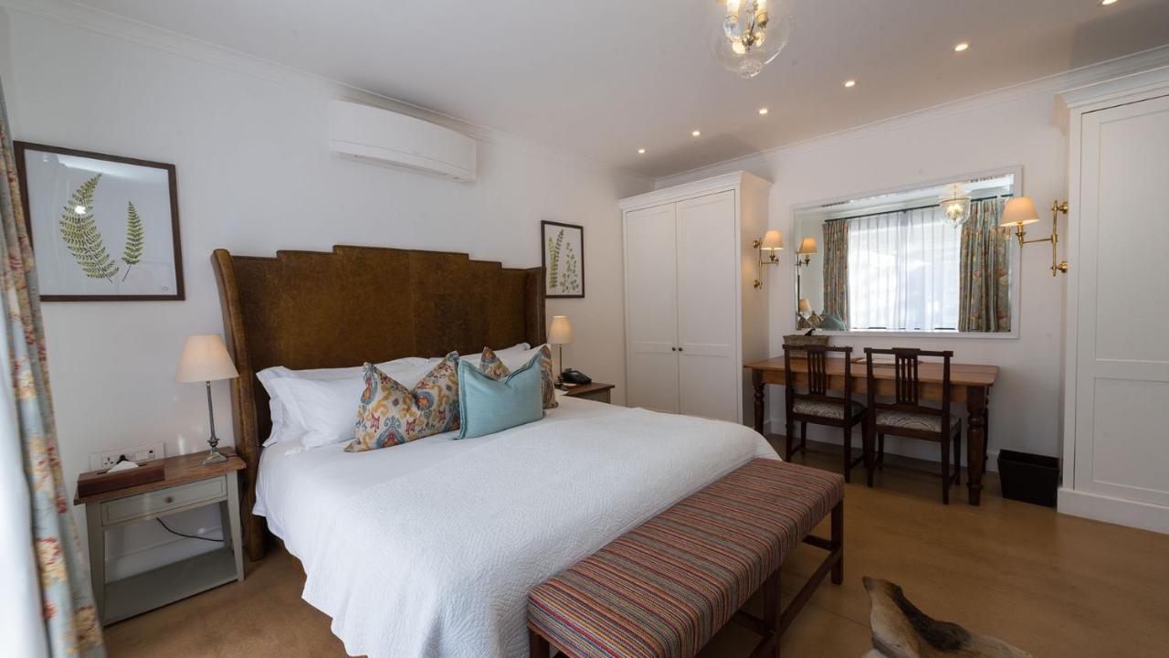 โรงแรมดรอสท์ดี กราฟฟ์-เรเน็ต ภายนอก รูปภาพ A bedroom at the hotel