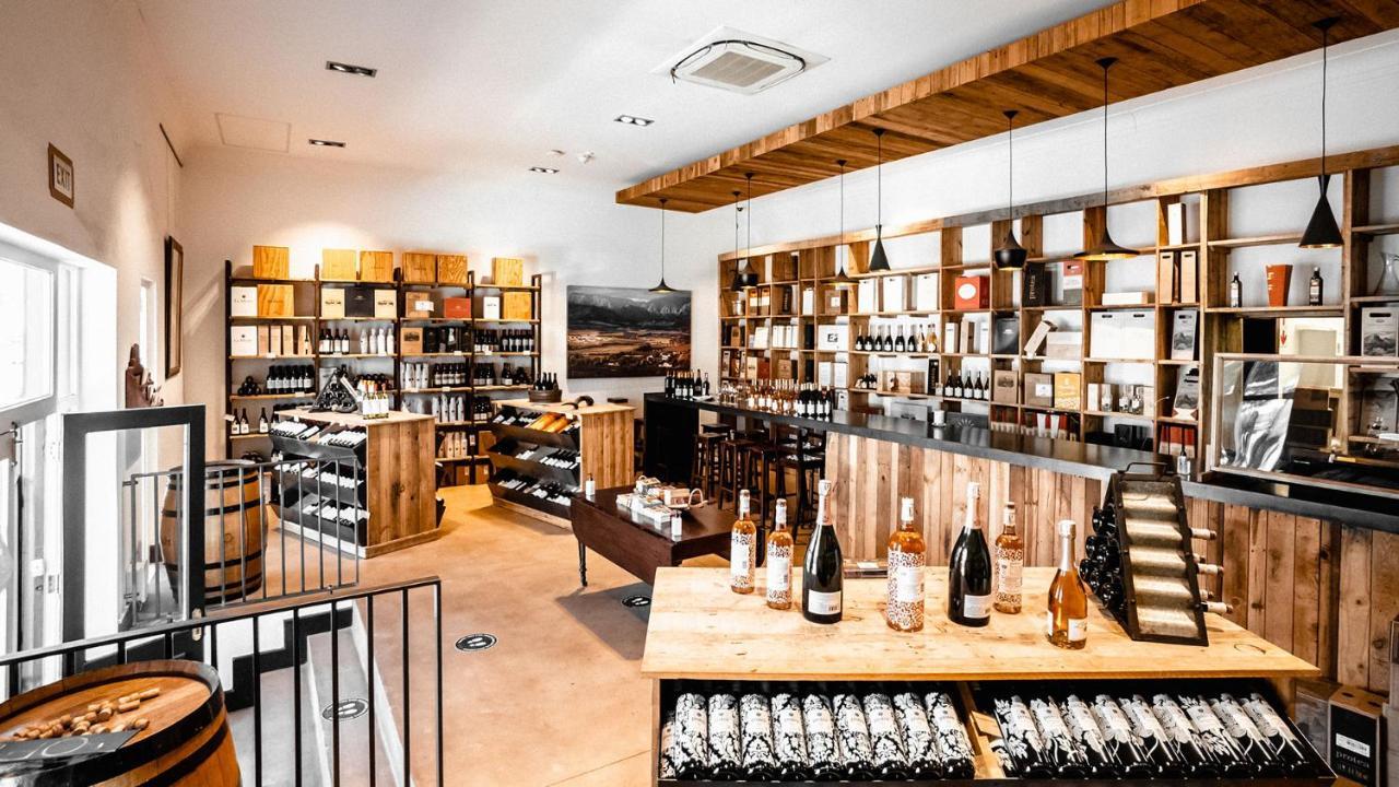 โรงแรมดรอสท์ดี กราฟฟ์-เรเน็ต ภายนอก รูปภาพ The interior of a wine shop in Germany