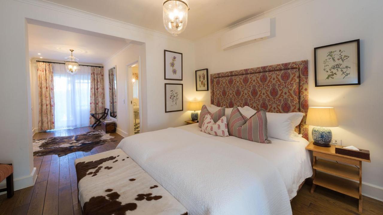 โรงแรมดรอสท์ดี กราฟฟ์-เรเน็ต ภายนอก รูปภาพ A bedroom at the Cape Heritage