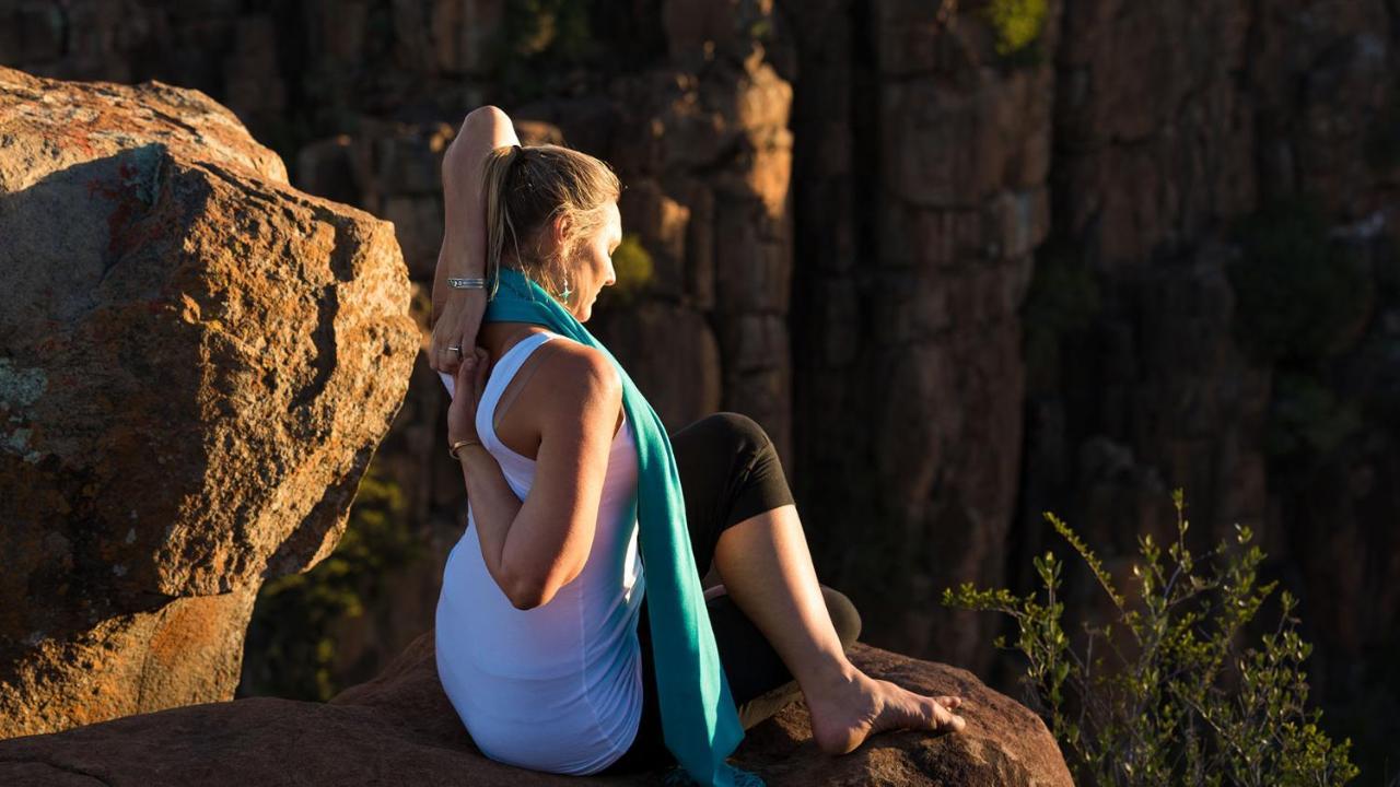 โรงแรมดรอสท์ดี กราฟฟ์-เรเน็ต ภายนอก รูปภาพ A woman practicing yoga