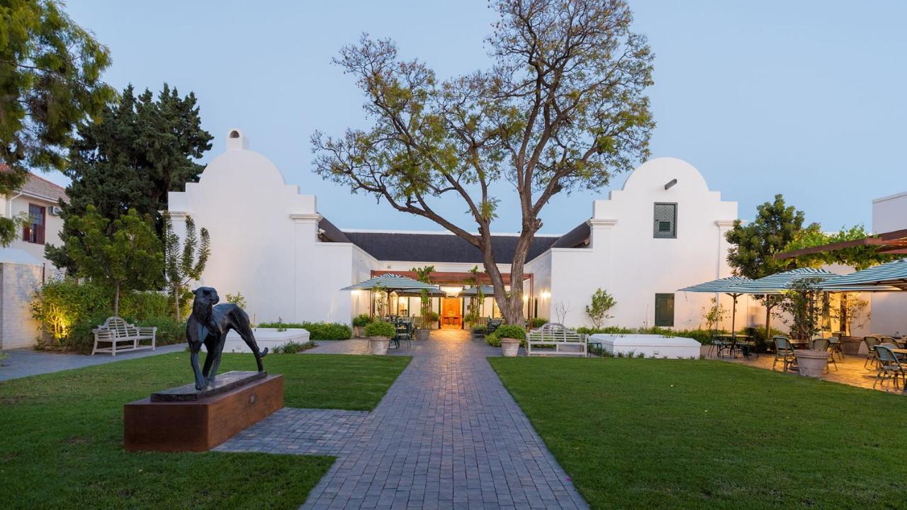 โรงแรมดรอสท์ดี กราฟฟ์-เรเน็ต ภายนอก รูปภาพ The entrance to the Stellenbosch University library