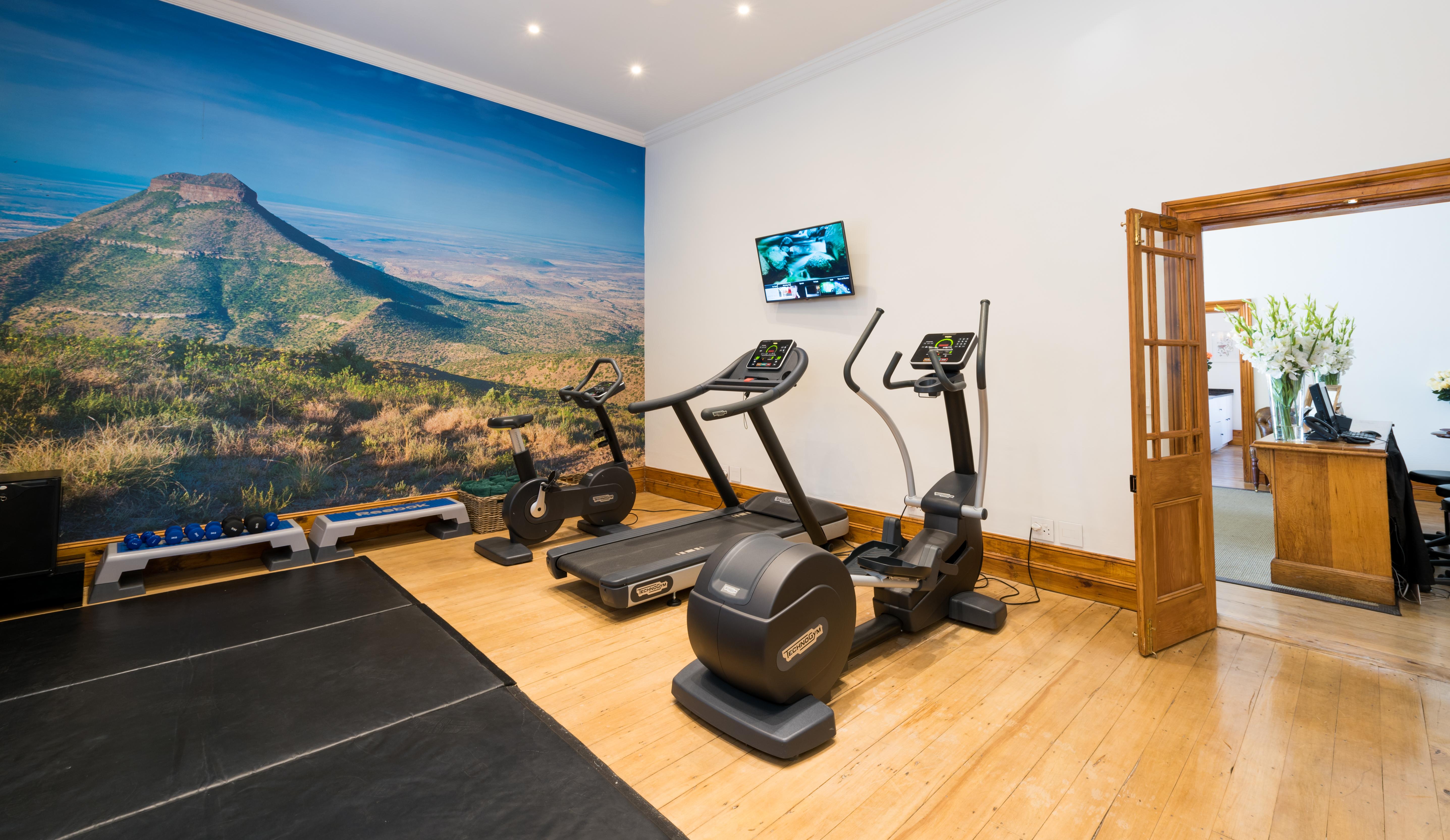 โรงแรมดรอสท์ดี กราฟฟ์-เรเน็ต ภายนอก รูปภาพ The gym at the hotel