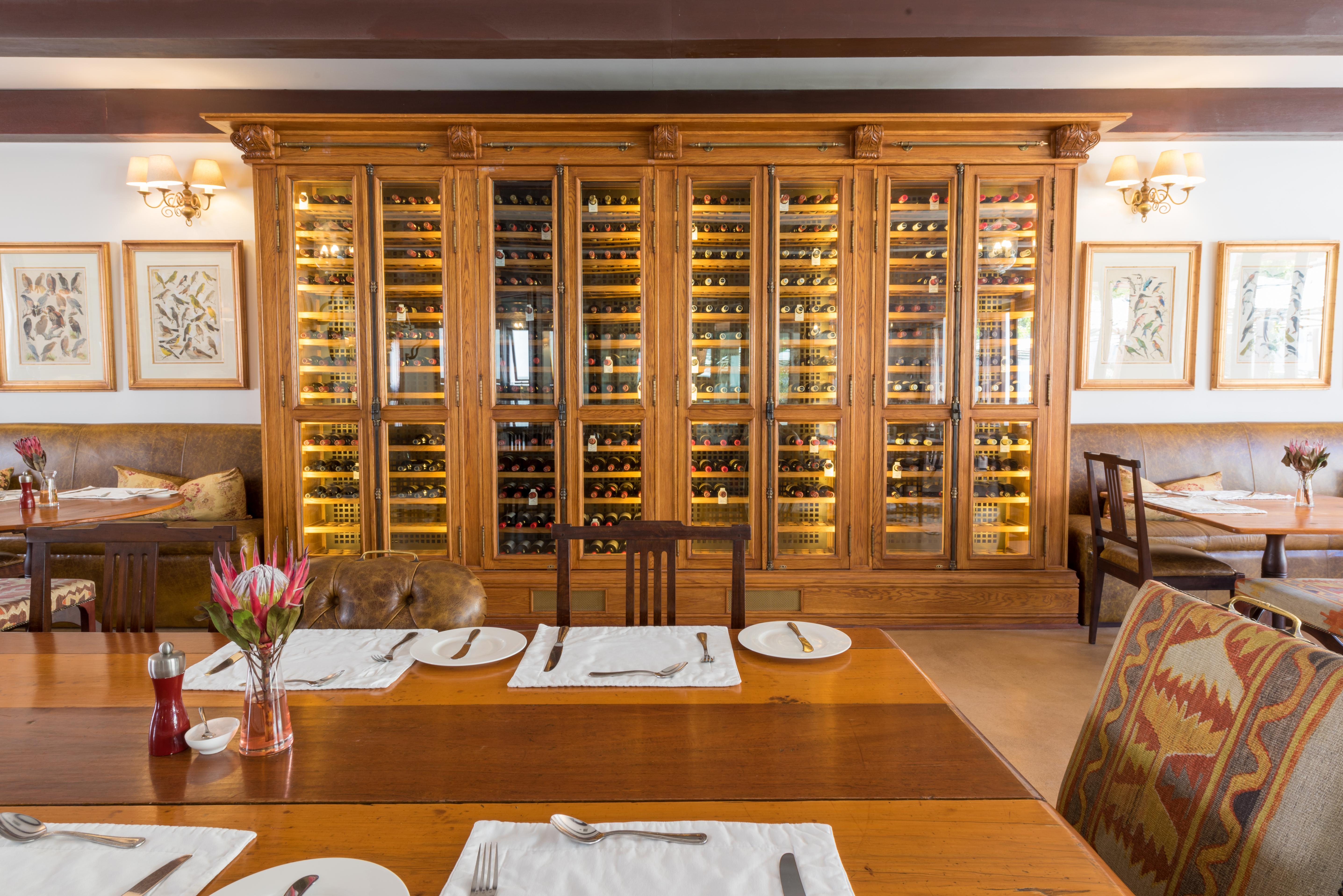 โรงแรมดรอสท์ดี กราฟฟ์-เรเน็ต ภายนอก รูปภาพ Wine rack at the restaurant